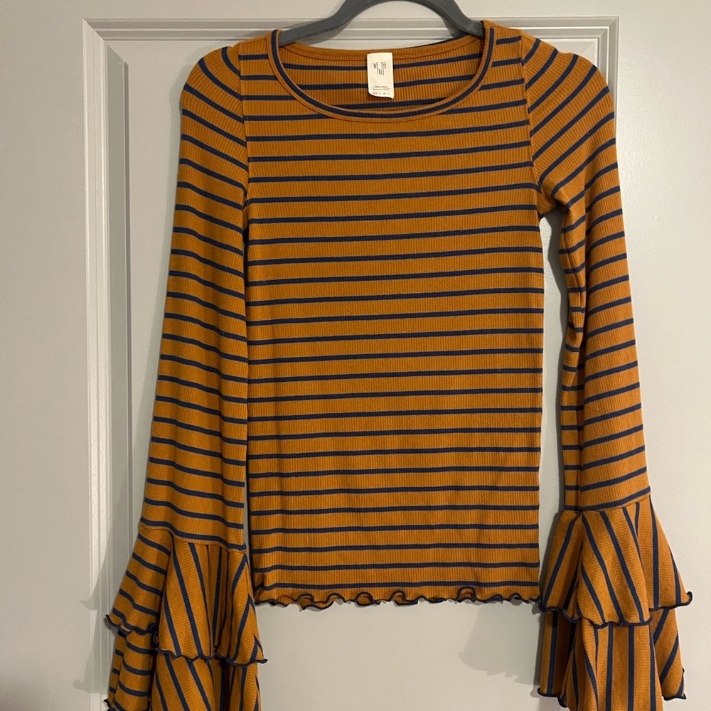 Free people shirt! Stretchy and comfortable with a cute sleeve. Can fit xs-m